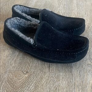 Men'sUgg Black  Fleece-Lined Slip-On Moccasin size 9